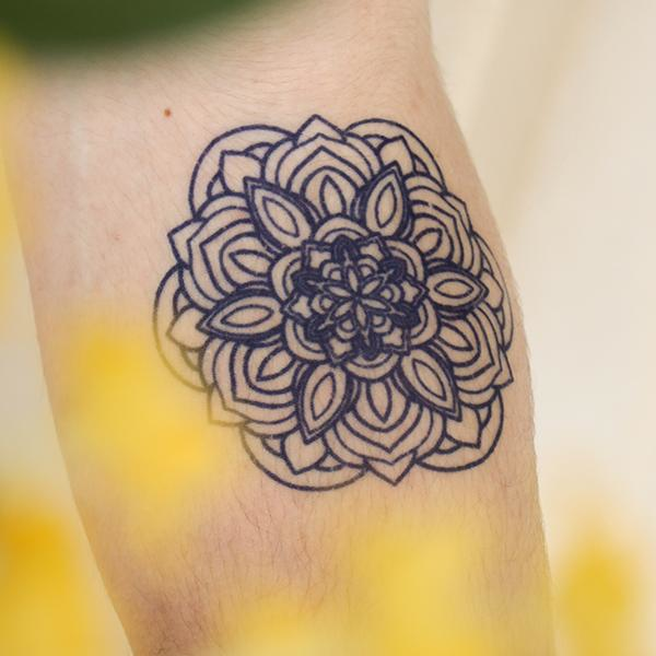 Daisy by graceneutral is a temporary tattoo from inkbox - 0